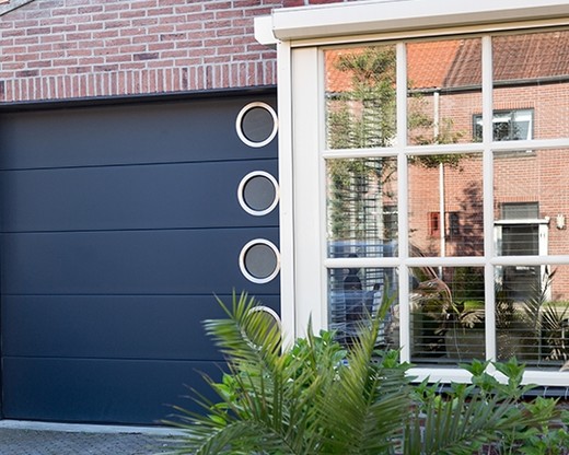 Sectionaalpoort met ronde raampjes Verano garagedeur