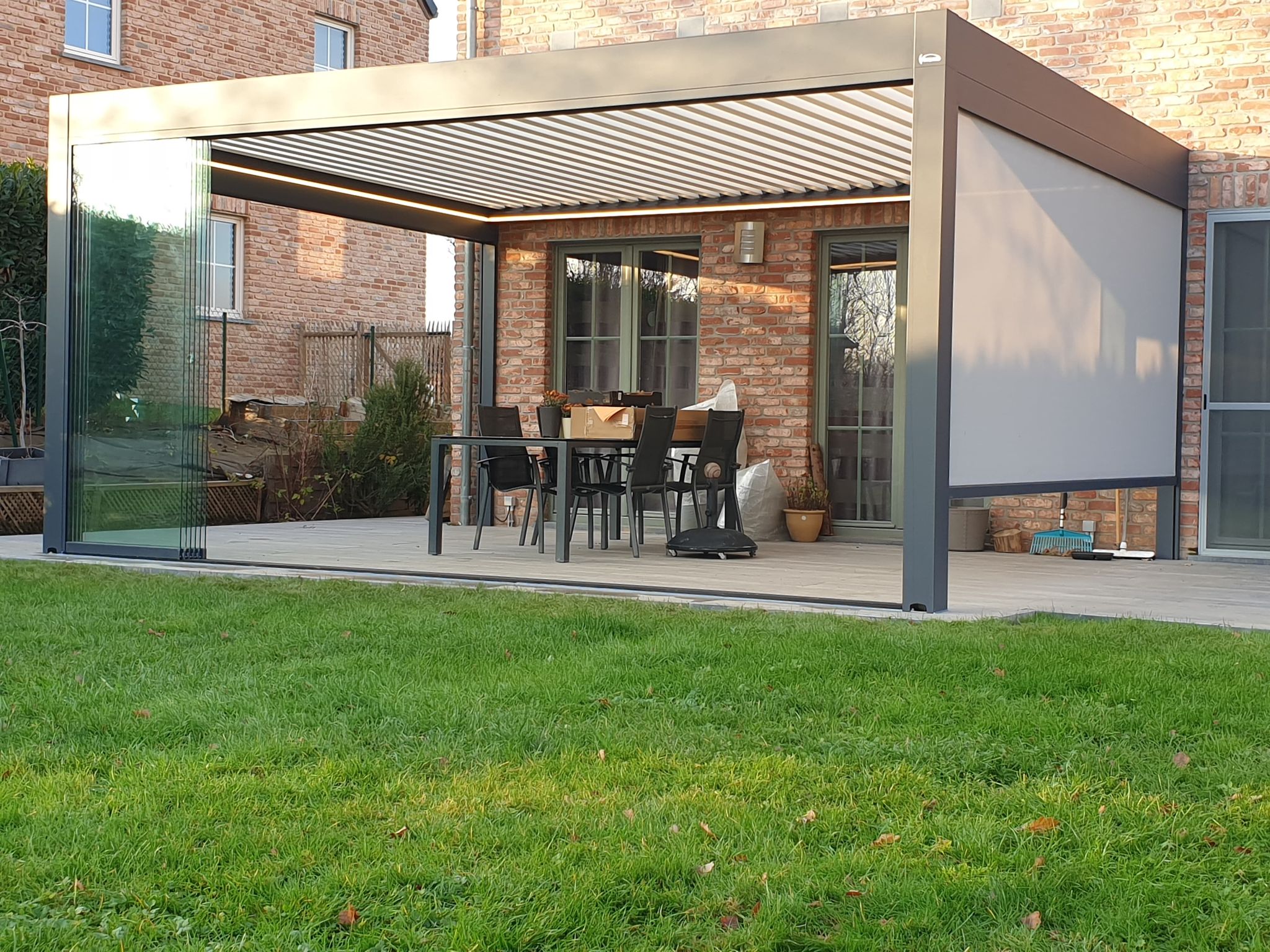 Terrasoverkapping met screens Verano pergola met lamellenn